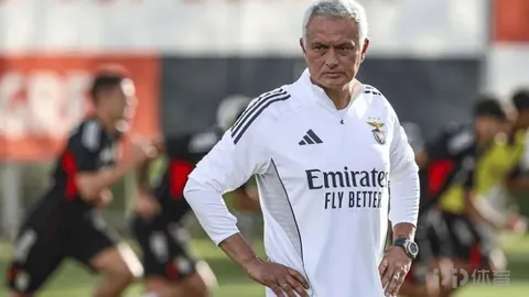 郑爽现场遭询及弃养事态，沉默以对，随行助理遮挡镜头